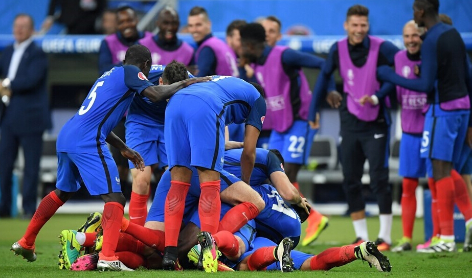 欧洲杯资格赛频出绝杀，球队奋力争胜