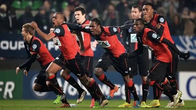 尼斯球队备战下一场比赛，球员士气高涨