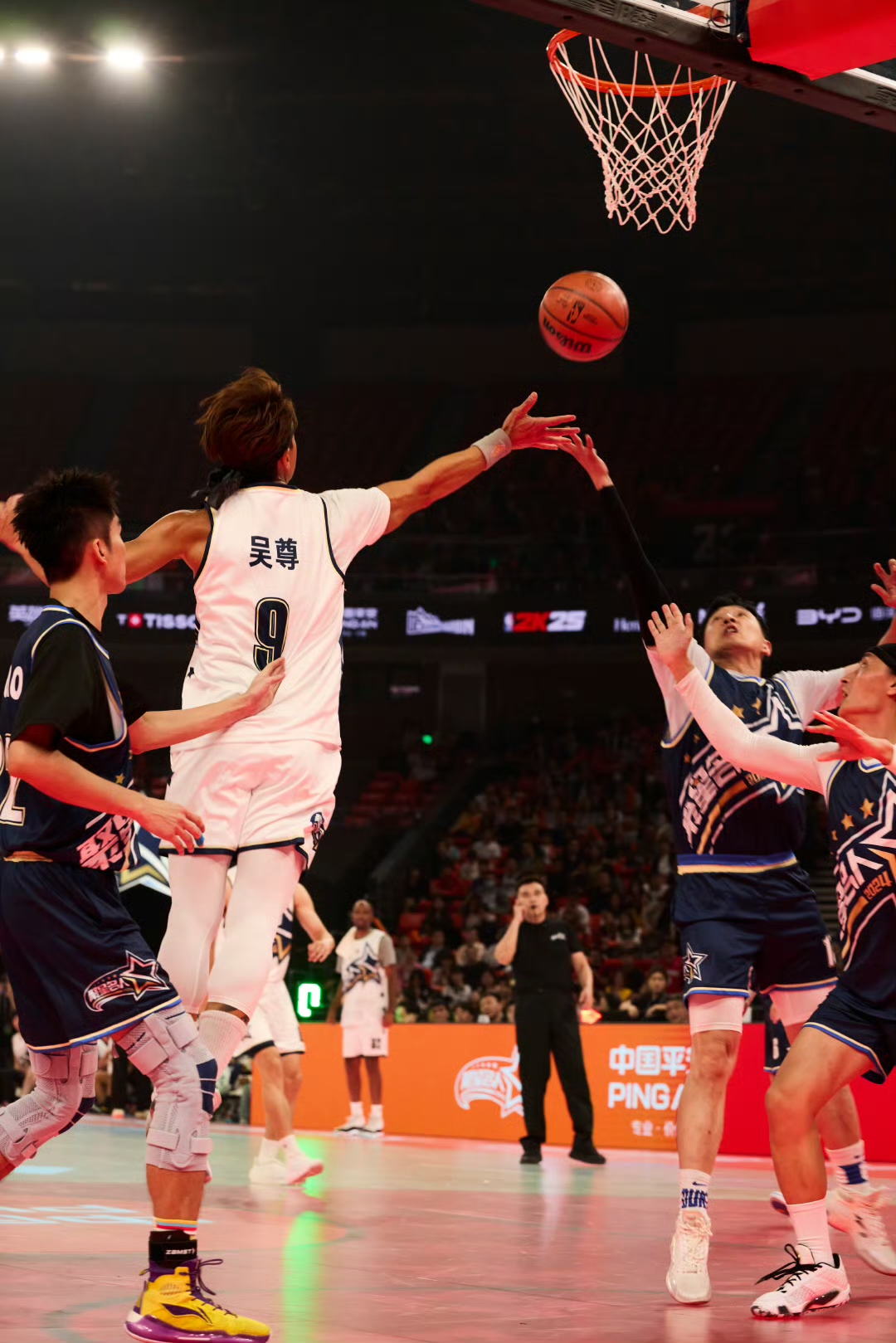 热门球队巅峰对决,球员技艺娴熟打出高水平比赛 热门球队巅峰对决,球员技艺娴熟打出高水平比赛